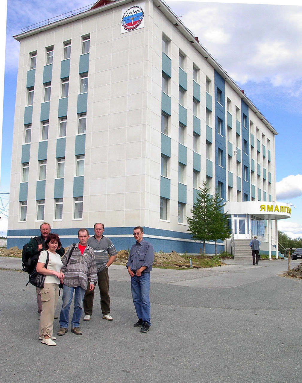 Рядом со зданием Ямальских геофизиков