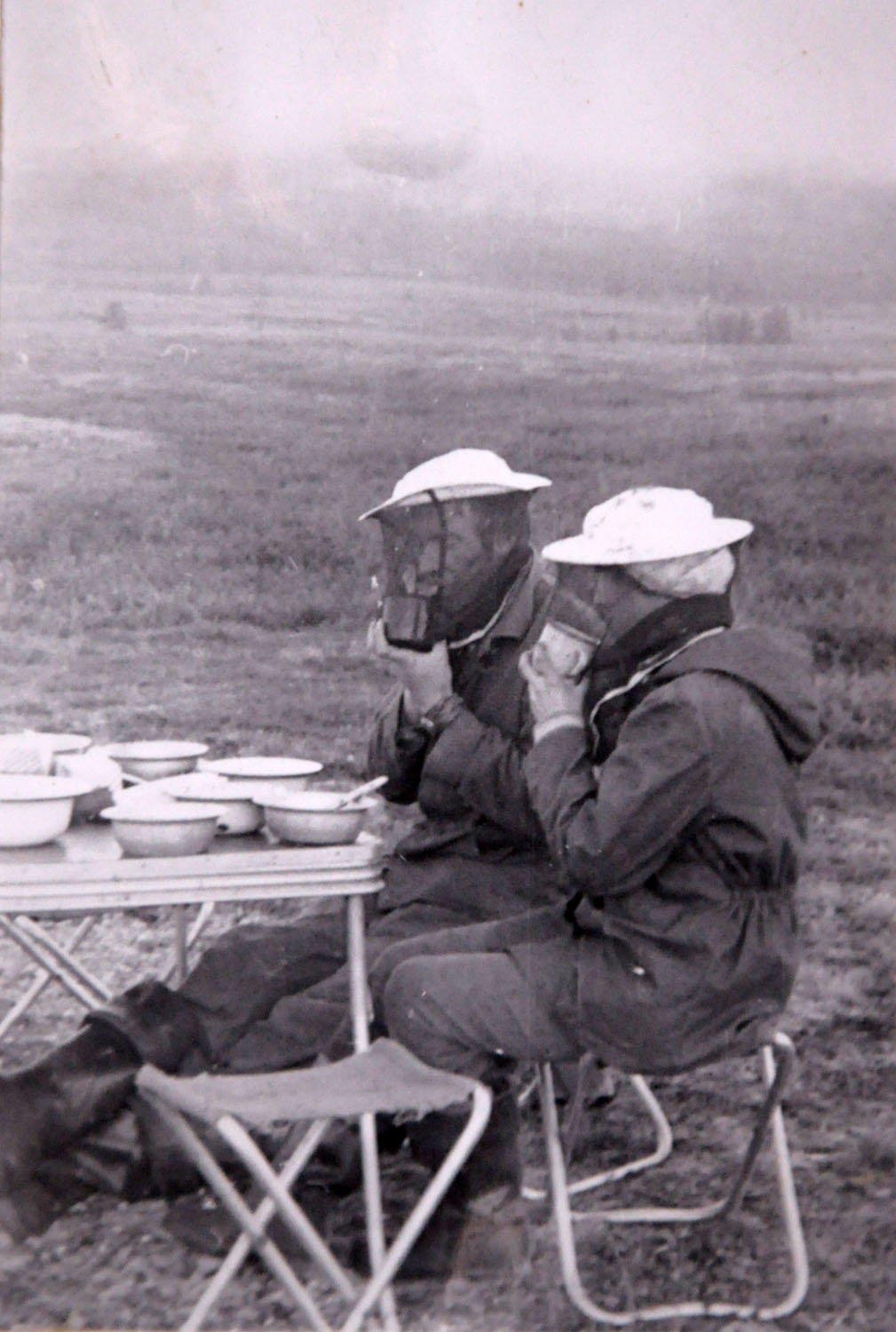 Федотов С. и Тамара Афанасьева. Обед с комарами. 1976 г.