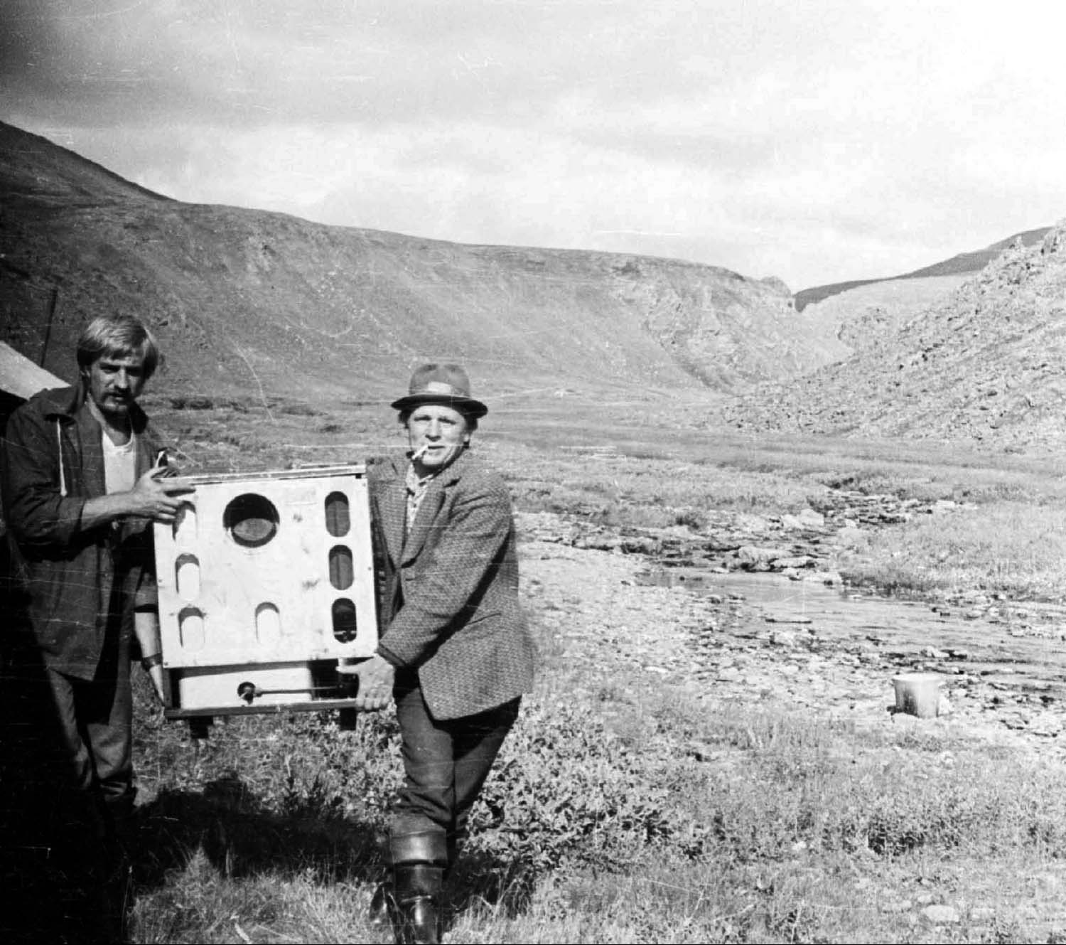Студент Саня Шишалов и нач. отряда Брагин П.Е. несут печку Алмаатинку. 1976 г.