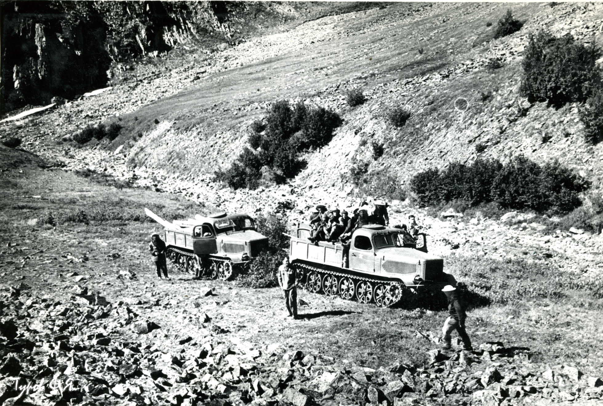 Заброска отряда двумя АТ-Л без дороги в 1961