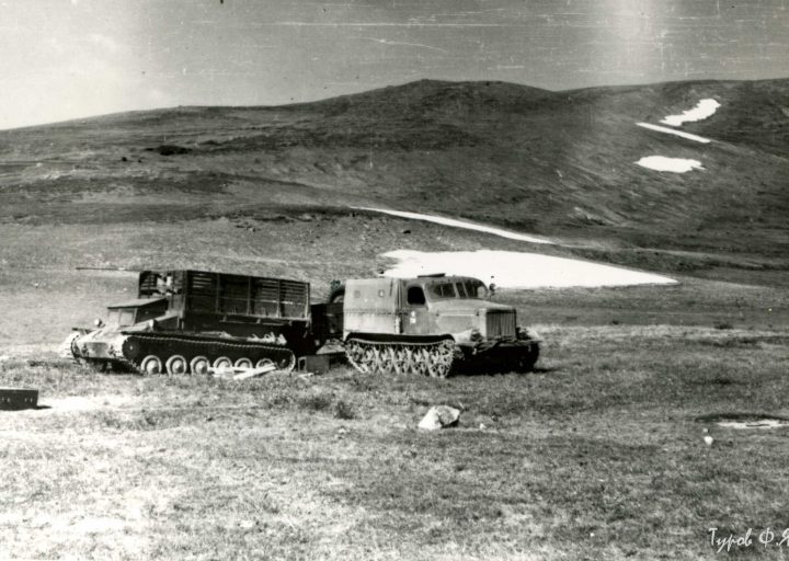 Погрузка САУ-76 и АТ-Л в 1961