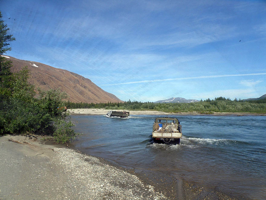 Часть летней дороги на Полярный пролождена по реке, с косы на косу