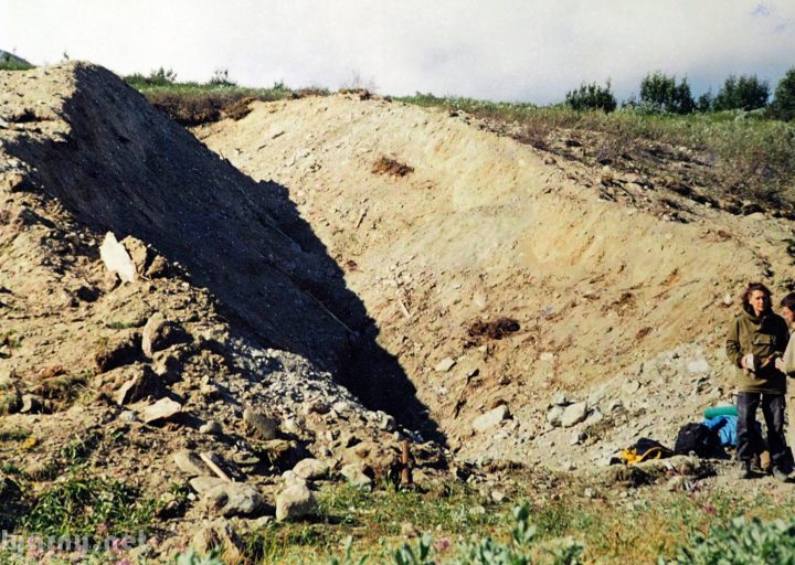 Канава на фланге Харбейского месторождения