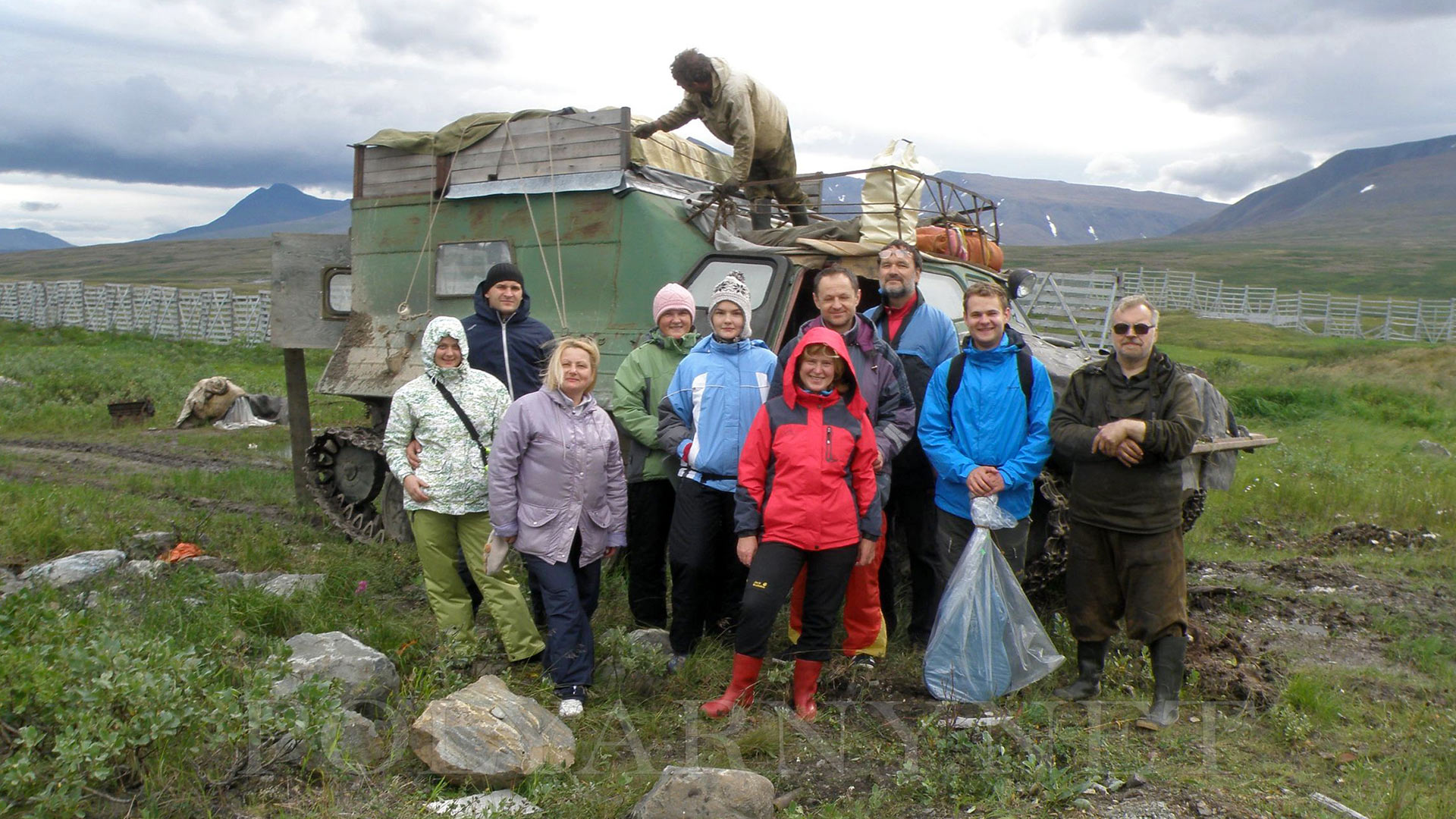 Группа байдарочников из Минска пересекает речку Яйю